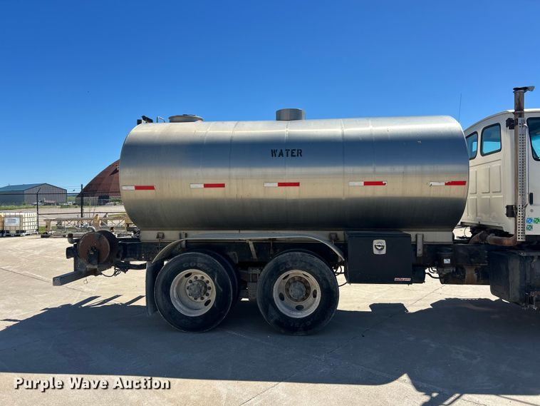 image for item FC2763 1998 Ford LT8513 water truck