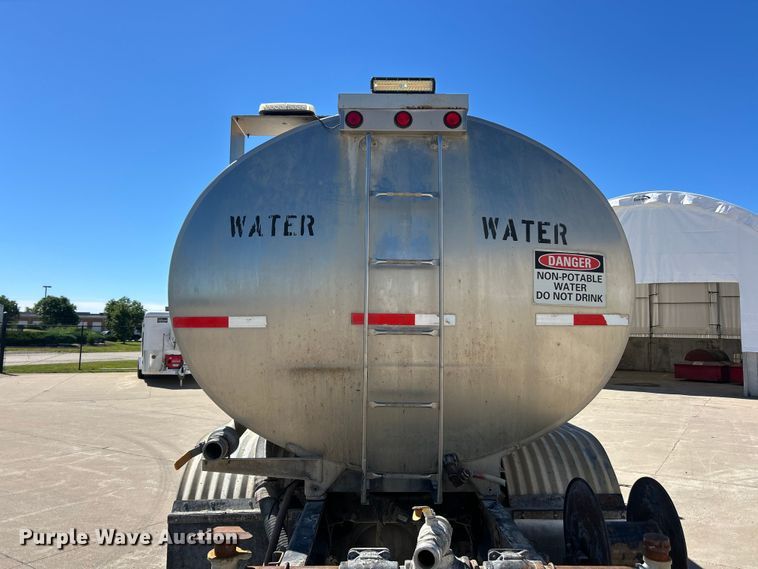 image for item FC2763 1998 Ford LT8513 water truck