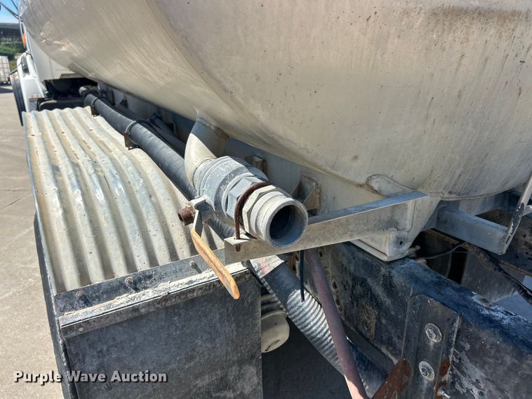 image for item FC2763 1998 Ford LT8513 water truck