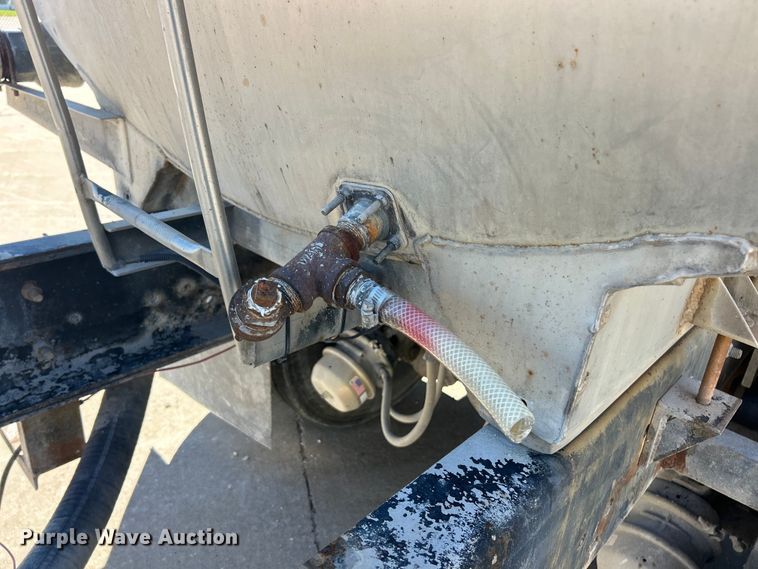 image for item FC2763 1998 Ford LT8513 water truck