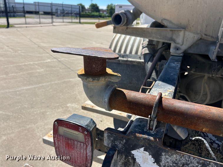 image for item FC2763 1998 Ford LT8513 water truck