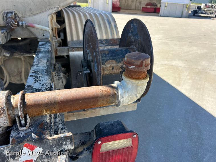 image for item FC2763 1998 Ford LT8513 water truck