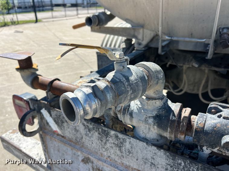 image for item FC2763 1998 Ford LT8513 water truck