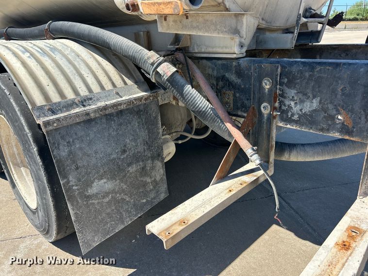 image for item FC2763 1998 Ford LT8513 water truck