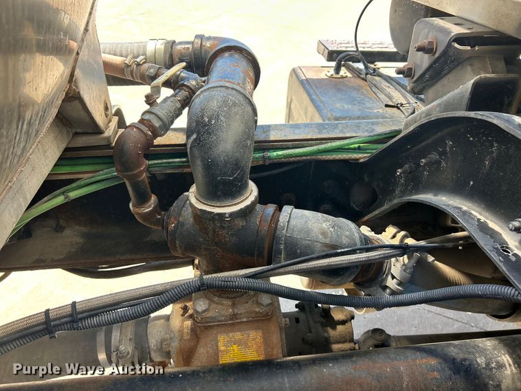 image for item FC2763 1998 Ford LT8513 water truck