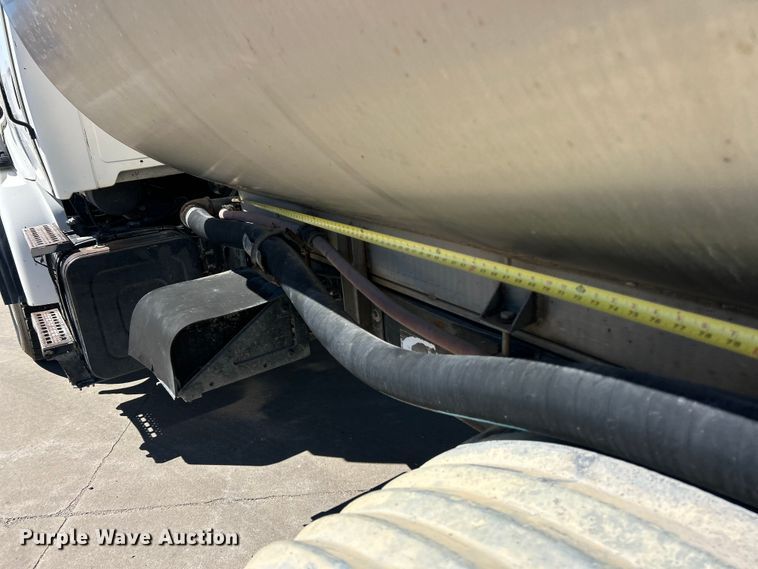 image for item FC2763 1998 Ford LT8513 water truck