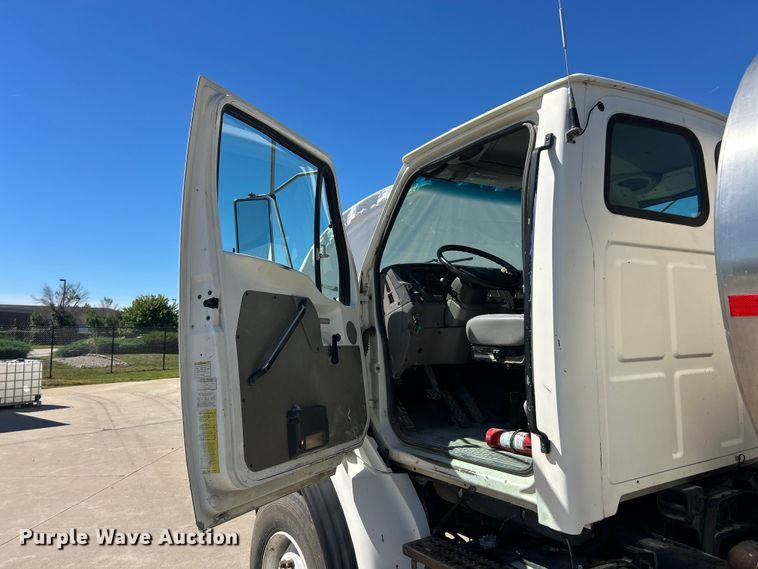 image for item FC2763 1998 Ford LT8513 water truck
