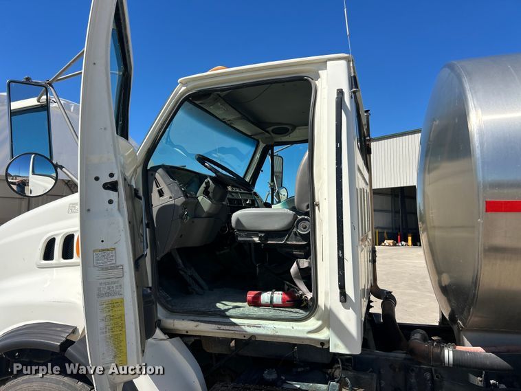 image for item FC2763 1998 Ford LT8513 water truck