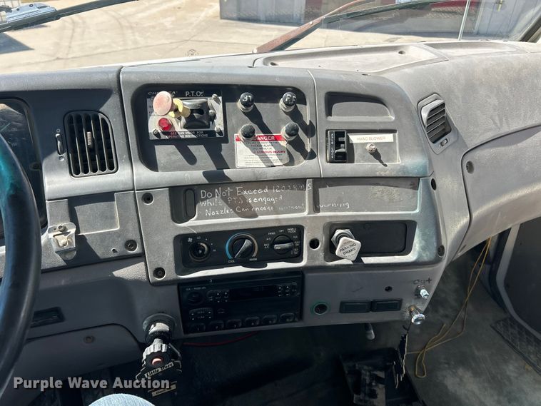 image for item FC2763 1998 Ford LT8513 water truck