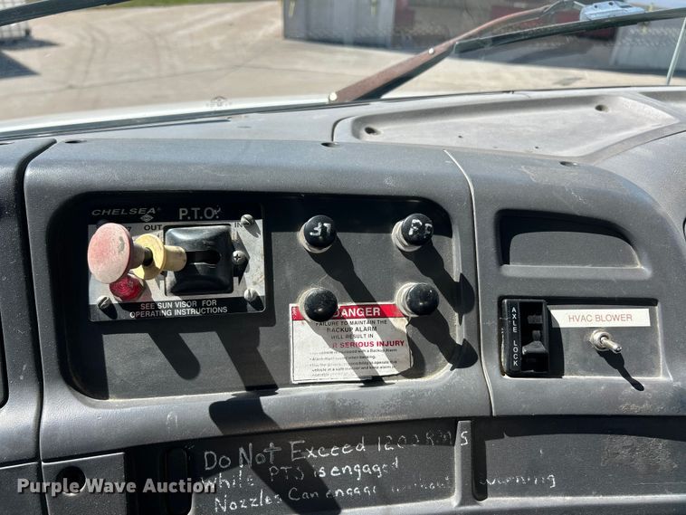 image for item FC2763 1998 Ford LT8513 water truck