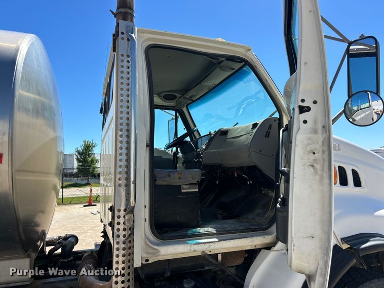 image for item FC2763 1998 Ford LT8513 water truck