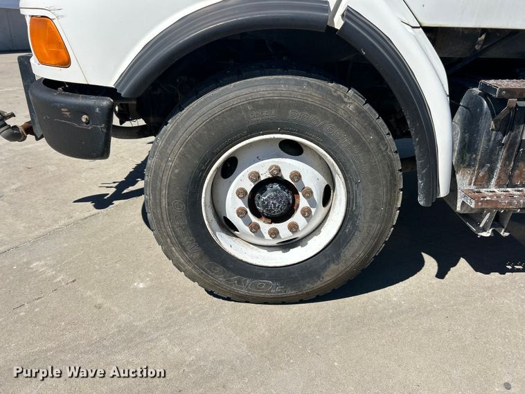 image for item FC2763 1998 Ford LT8513 water truck