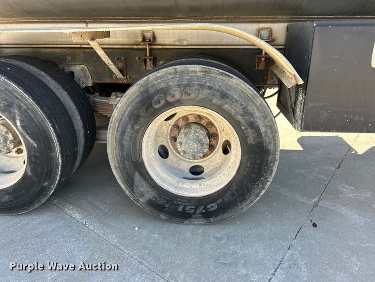 image for item FC2763 1998 Ford LT8513 water truck