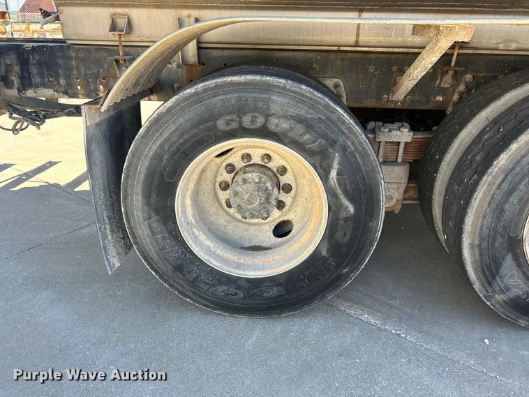 image for item FC2763 1998 Ford LT8513 water truck