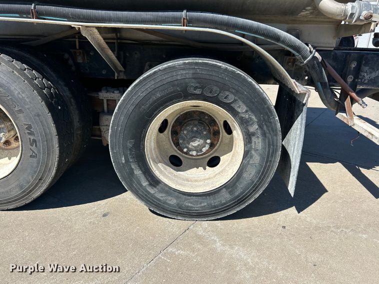 image for item FC2763 1998 Ford LT8513 water truck