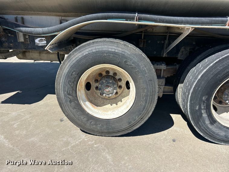 image for item FC2763 1998 Ford LT8513 water truck