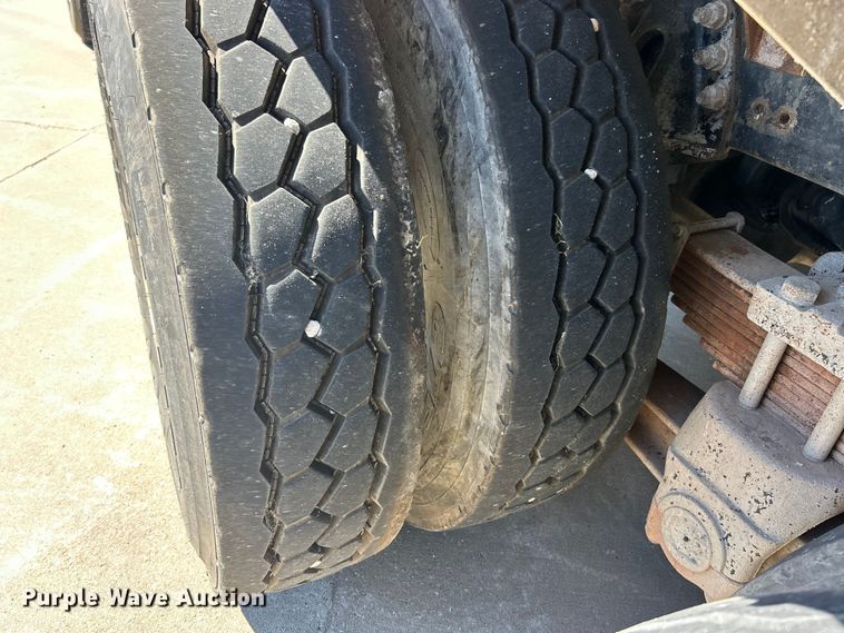 image for item FC2763 1998 Ford LT8513 water truck