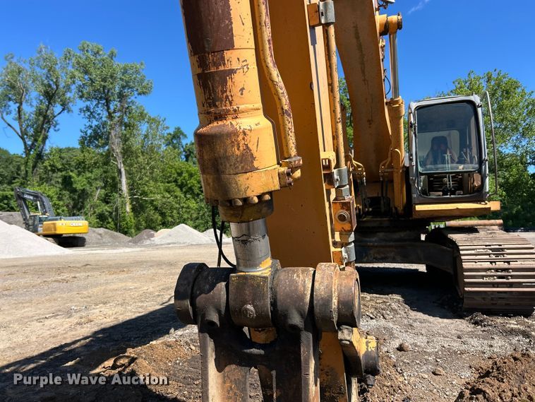image for item FC2770 2004 Case CX330 excavator