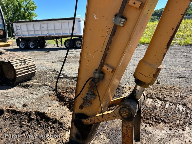 image for item FC2770 2004 Case CX330 excavator