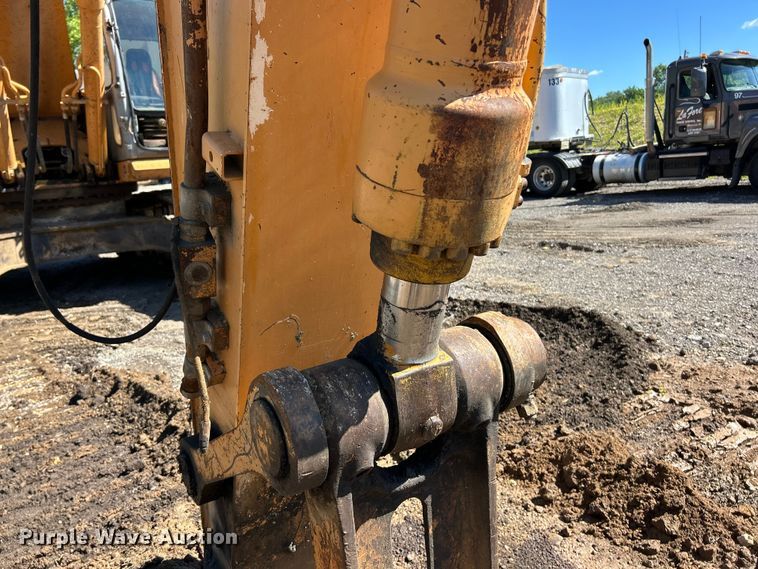 image for item FC2770 2004 Case CX330 excavator