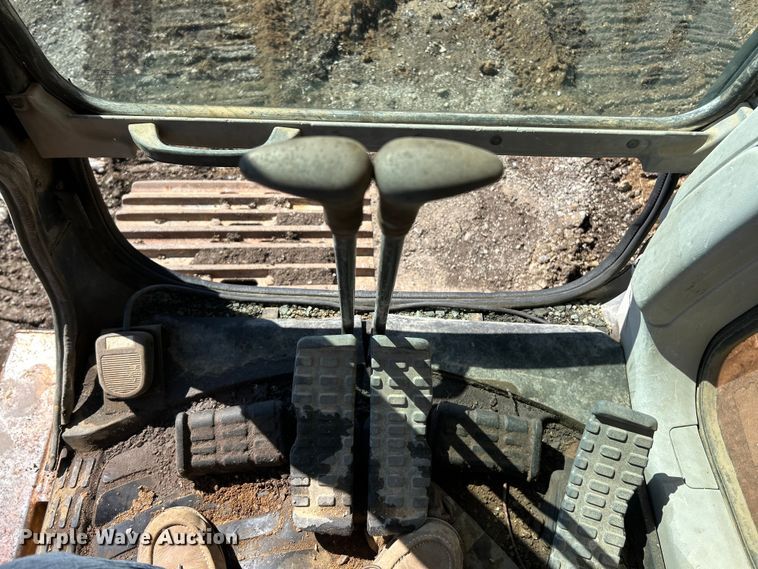 image for item FC2770 2004 Case CX330 excavator