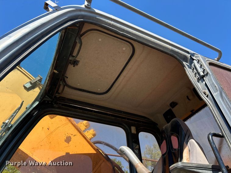 image for item FC2770 2004 Case CX330 excavator