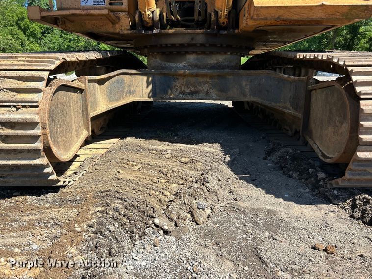 image for item FC2770 2004 Case CX330 excavator