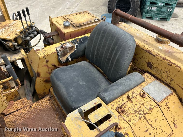 image for item FC2785 1977 Caterpillar D5 pipelayer