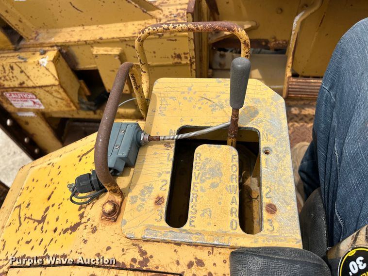 image for item FC2785 1977 Caterpillar D5 pipelayer