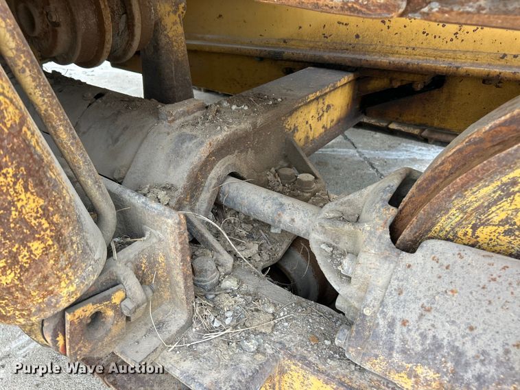 image for item FC2785 1977 Caterpillar D5 pipelayer