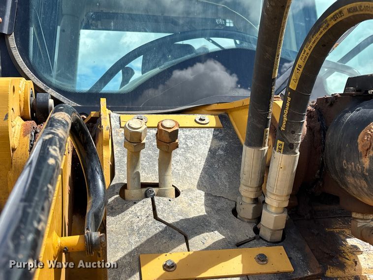 image for item FG0416 2015 Caterpillar 953D track loader