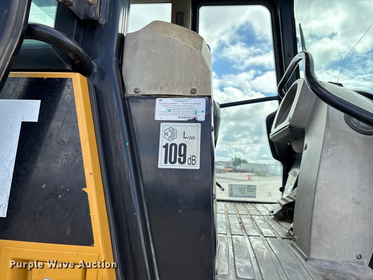 image for item FG0416 2015 Caterpillar 953D track loader