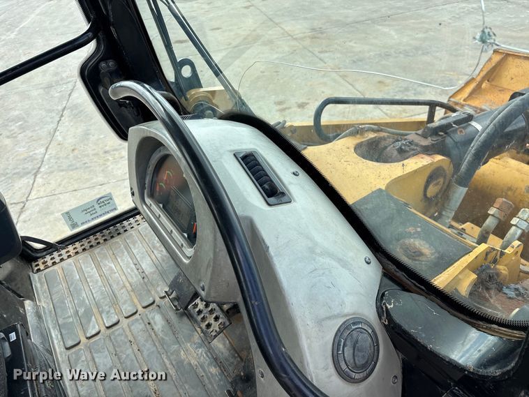 image for item FG0416 2015 Caterpillar 953D track loader
