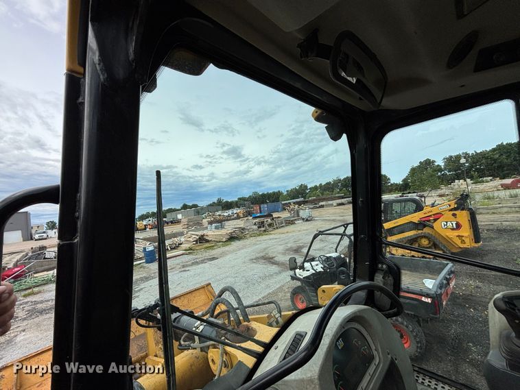 image for item FG0416 2015 Caterpillar 953D track loader
