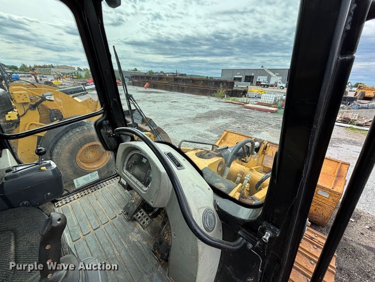 image for item FG0416 2015 Caterpillar 953D track loader