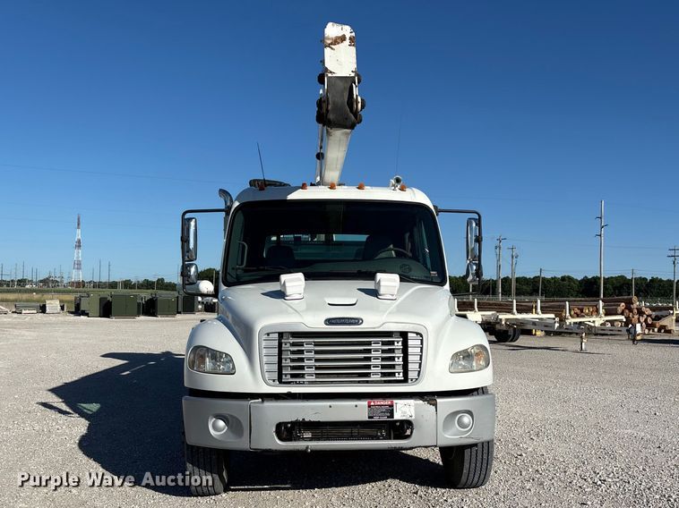image for item FG0465 2004 Freightliner Business Class M2 bucket truck