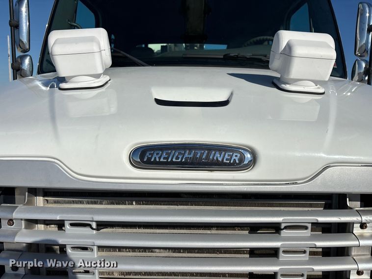 image for item FG0465 2004 Freightliner Business Class M2 bucket truck