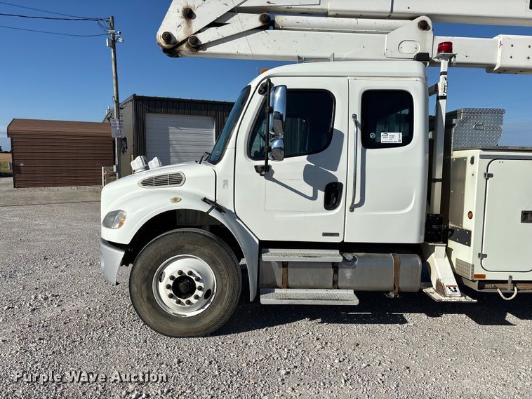 image for item FG0465 2004 Freightliner Business Class M2 bucket truck