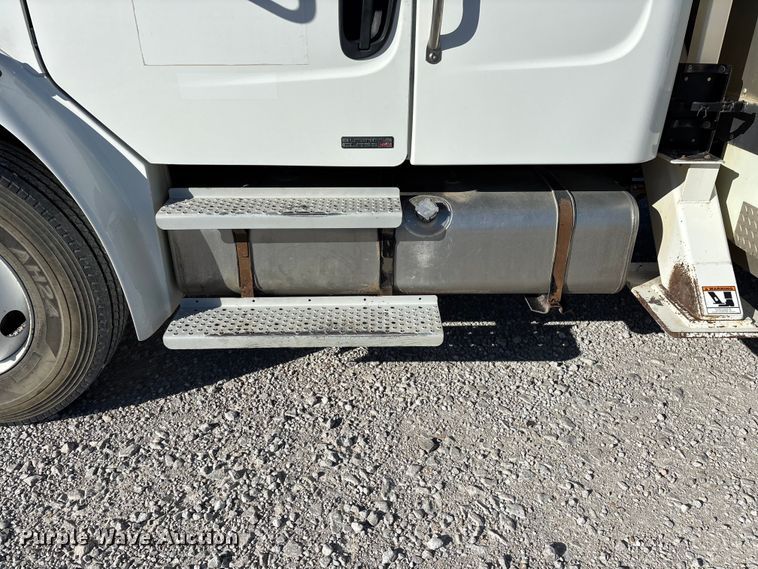 image for item FG0465 2004 Freightliner Business Class M2 bucket truck