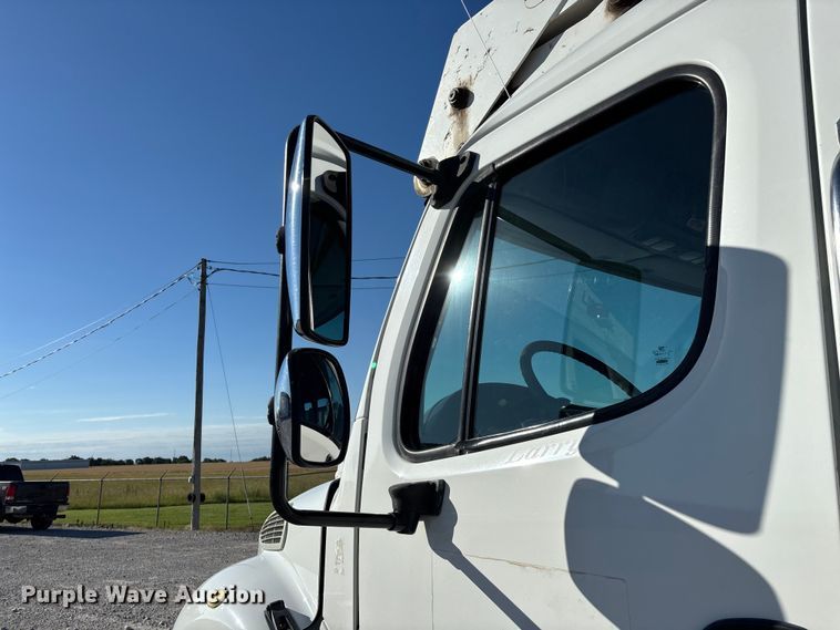 image for item FG0465 2004 Freightliner Business Class M2 bucket truck