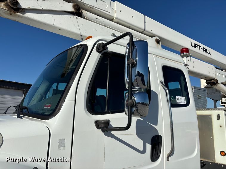 image for item FG0465 2004 Freightliner Business Class M2 bucket truck