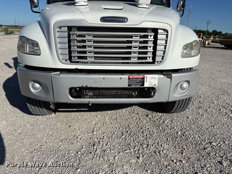 image for item FG0465 2004 Freightliner Business Class M2 bucket truck