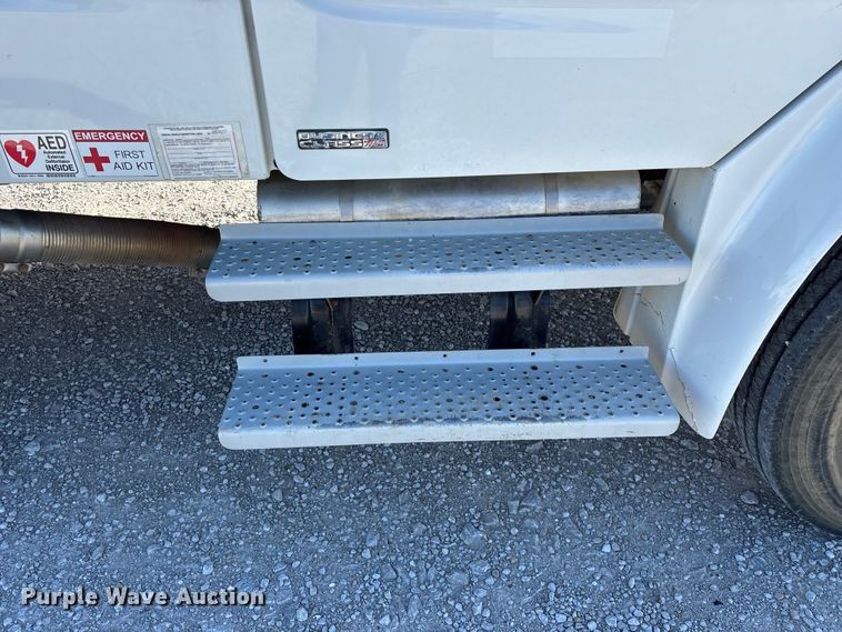 image for item FG0465 2004 Freightliner Business Class M2 bucket truck