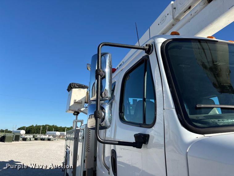 image for item FG0465 2004 Freightliner Business Class M2 bucket truck