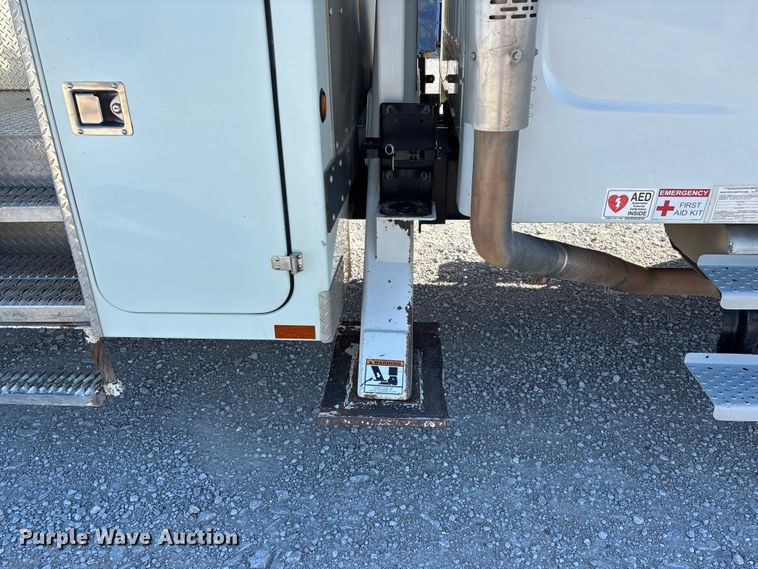image for item FG0465 2004 Freightliner Business Class M2 bucket truck