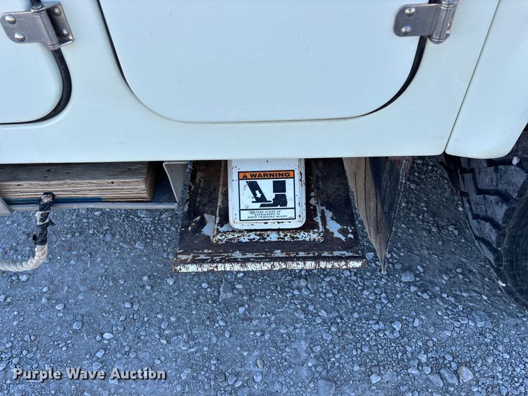 image for item FG0465 2004 Freightliner Business Class M2 bucket truck