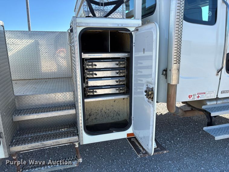 image for item FG0465 2004 Freightliner Business Class M2 bucket truck