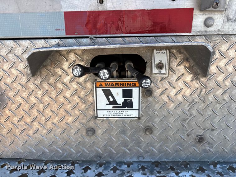 image for item FG0465 2004 Freightliner Business Class M2 bucket truck