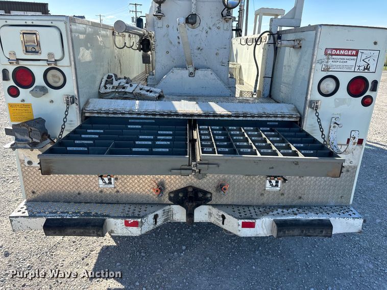 image for item FG0465 2004 Freightliner Business Class M2 bucket truck