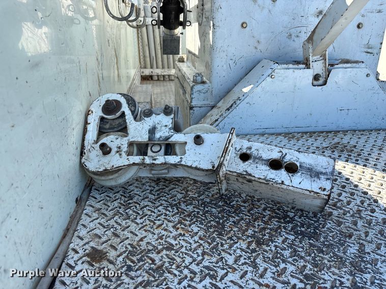 image for item FG0465 2004 Freightliner Business Class M2 bucket truck